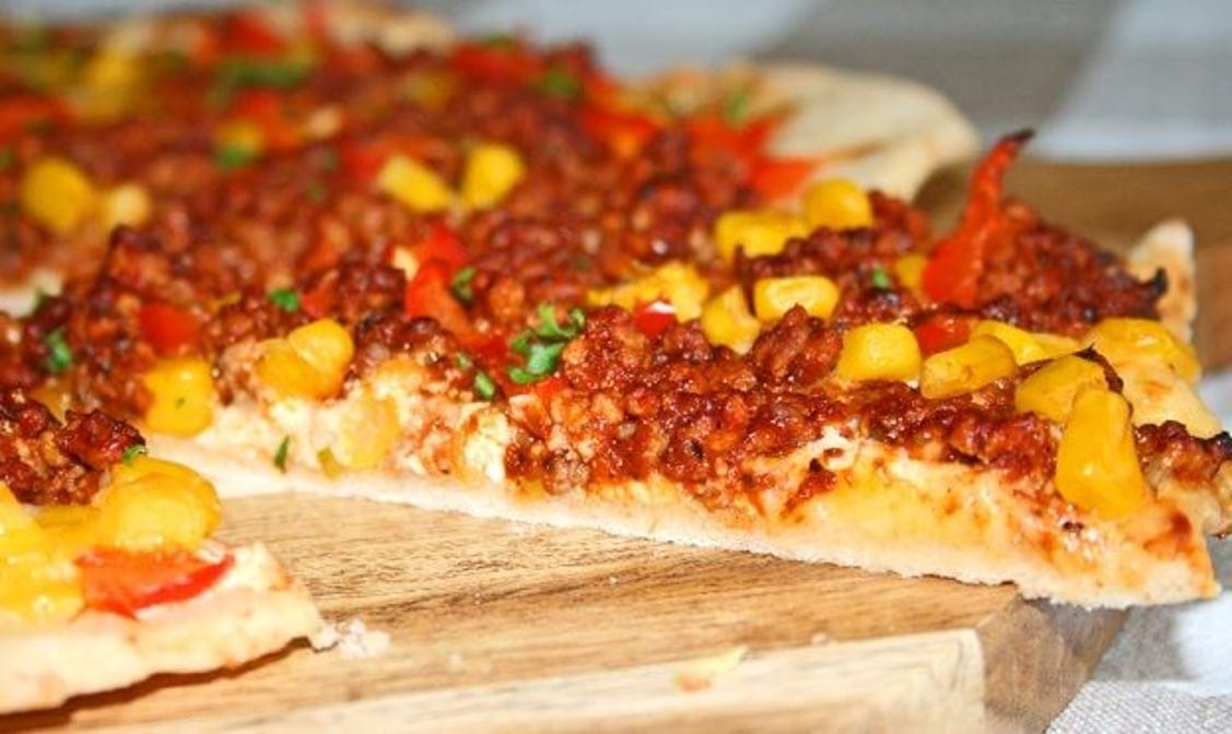 Pizza Mexico - beef, corn + onions (100% halal).