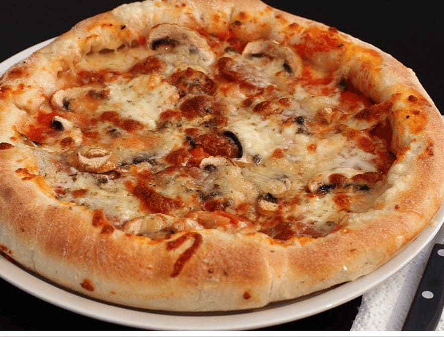 Pizza funghi - mushroom pizza.