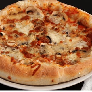 Pizza funghi - mushroom pizza