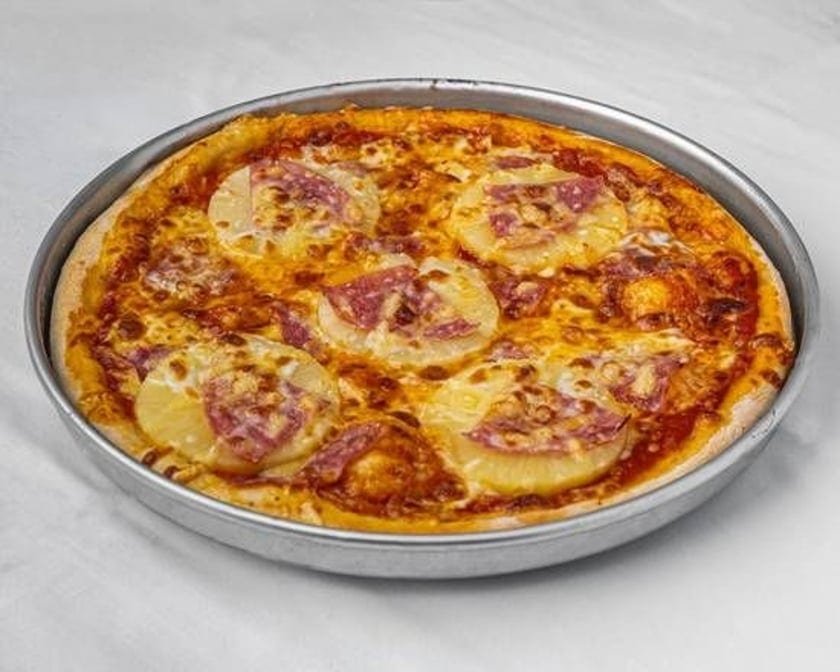 Pizza Hawai (turkey ham + pineapple).