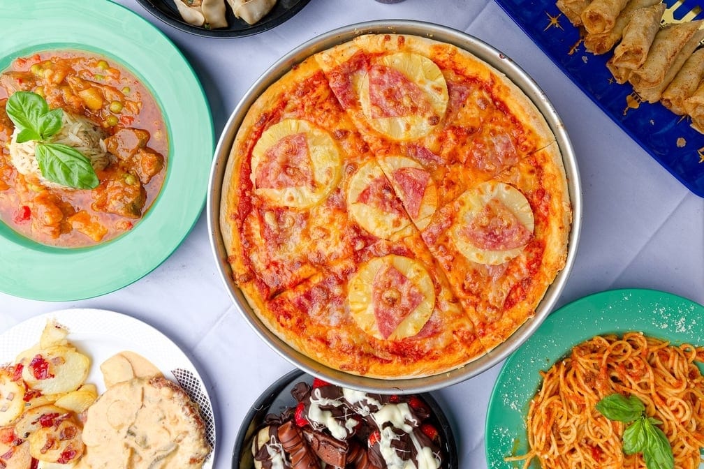 1 Pizza Istanbul (beef-peperoni) 1 fries 1 banana shake & 1 coke.